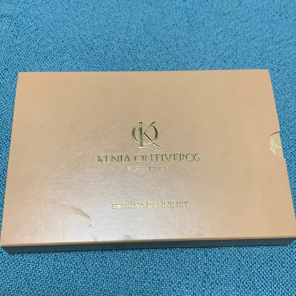 BNIB Kenia Ontiveros Set and Define Set